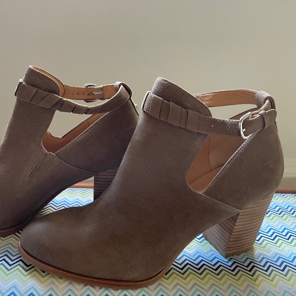 Via Spiga Taupe Bootie - Picture 6 of 11
